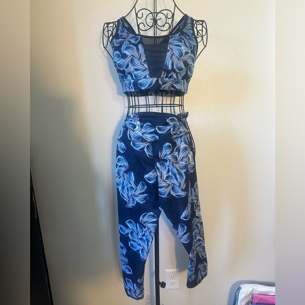 Floral Workout Set Capri Pants and Sports Bra